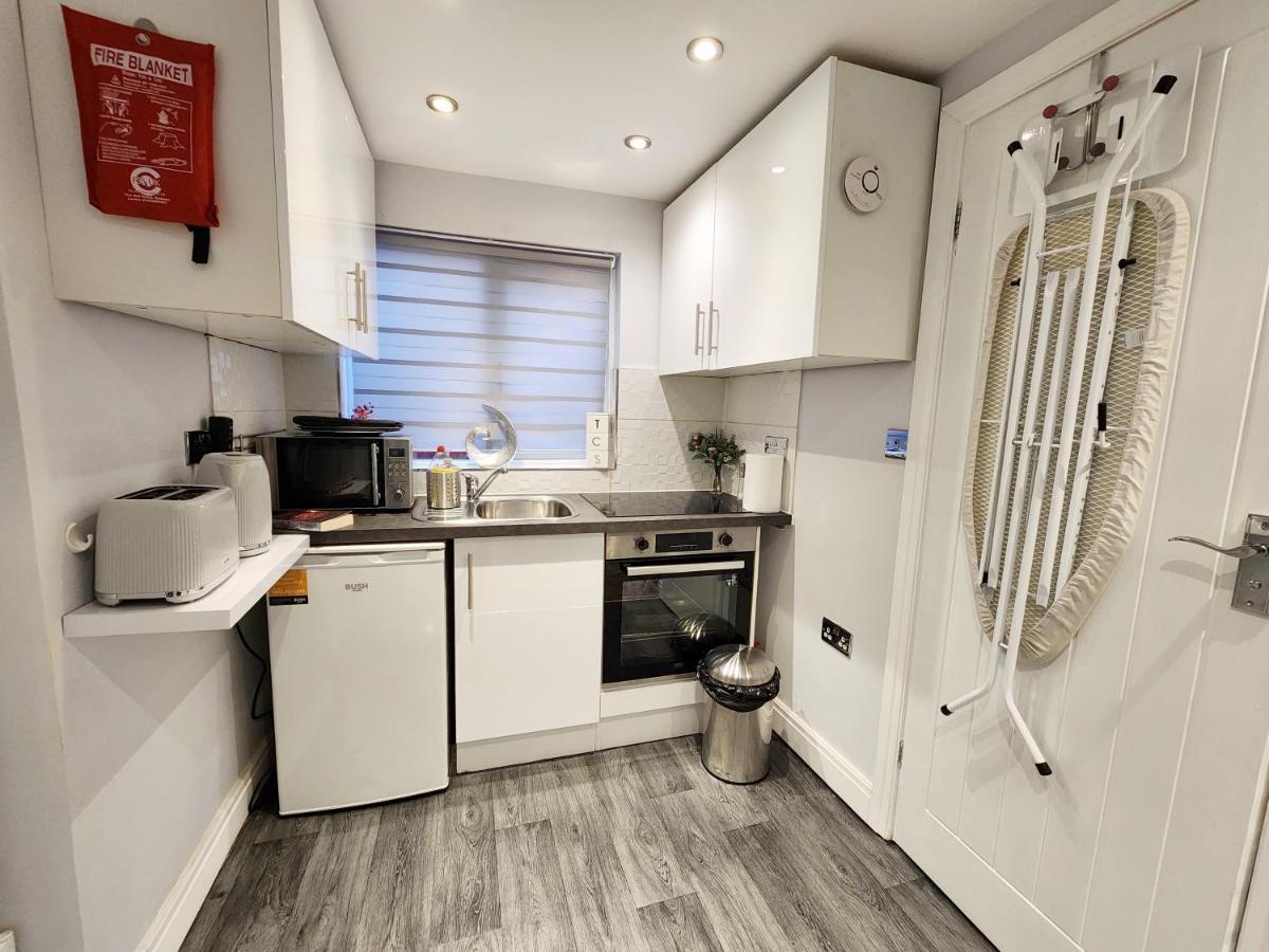 Studio Apartment The Den Colnbrook Exterior foto